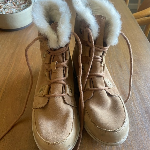 Sorel Tan Winter Boots with White Fur Trim - Picture 2 of 8